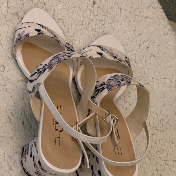 Cute White Sandal Heel Leaf design Sz 10 Brazil - Picture 4 of 6